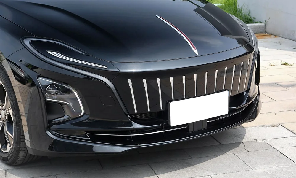 Фото Hongqi E-QM5 (2024) — решётка радиатора. Рисунок решётки: сетка, ламели или глухая панель у электроверсий. Активные жалюзи за решёткой закрываются на трассе ради аэродинамики — есть у ряда моделей Hongqi E-QM5 (2024) — решётка радиатора