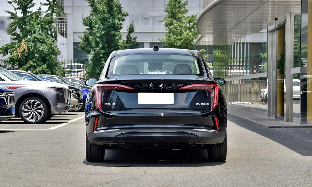 Фото Hongqi E-QM5 (2024) — вид сзади, фото 4. Корма в чёрном цвете: графика фонарей и пластика пятой двери. Насадки выхлопа или их имитация внизу бампера различают версии Hongqi E-QM5 (2024) — вид сзади, фото 4