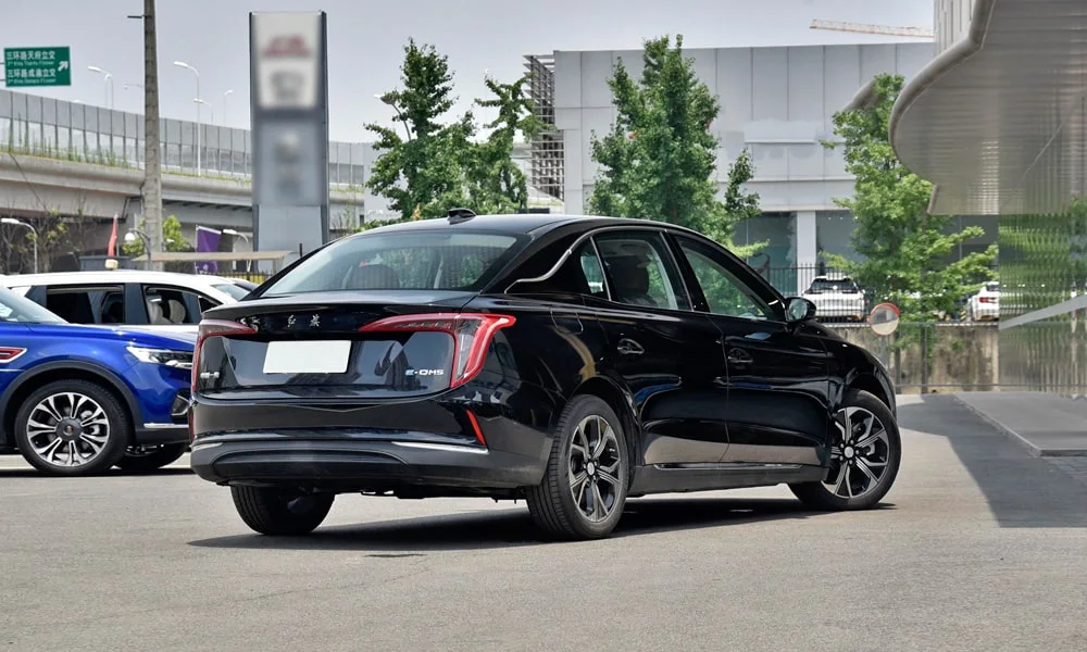 Фото Hongqi E-QM5 (2024) — вид сзади, фото 5. Графика фонарей, бампер и оформление пятой двери. Светодиодная полоса или раздельные секции — задняя оптика стала главным украшением кормы Hongqi E-QM5 (2024) — вид сзади, фото 5