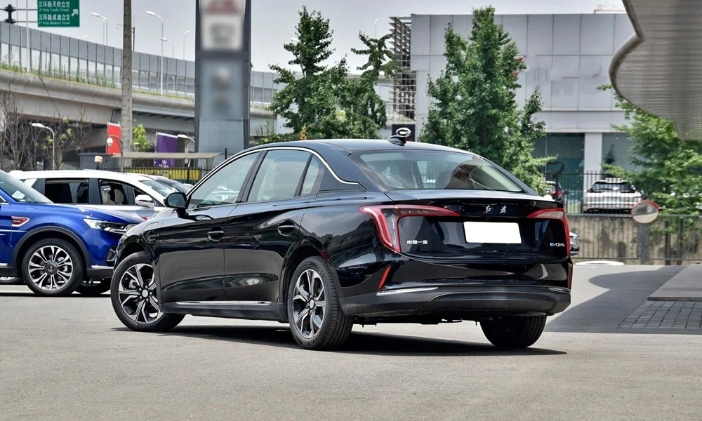 Фото Hongqi E-QM5 (2024) — вид сзади, фото 6. Корма в чёрном цвете: графика фонарей и пластика пятой двери. Светодиодная полоса или раздельные секции — задняя оптика стала главным украшением кормы Hongqi E-QM5 (2024) — вид сзади, фото 6