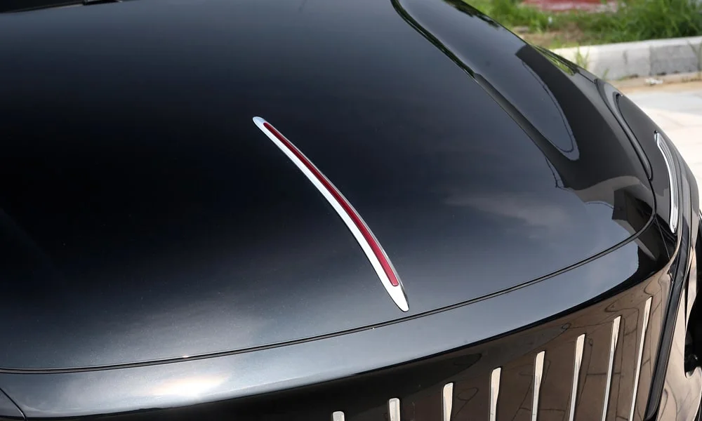 Фото Hongqi E-QM5 (2024) — крыша. Линия крыши и панорамное остекление с высоты. Рейлинги рассчитаны на поперечины для бокса или велокреплений Hongqi E-QM5 (2024) — крыша