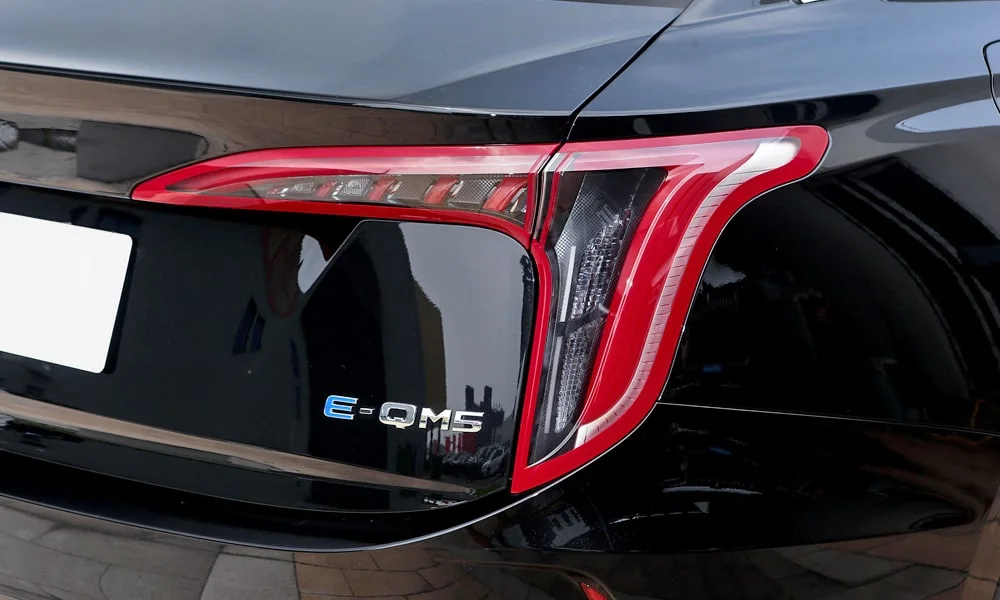 Фото Hongqi E-QM5 (2024) — задние фонари. Графика секций крупным планом — ночная подпись модели. Динамические поворотники с бегущей индикацией встречаются в старших комплектациях Hongqi E-QM5 (2024) — задние фонари
