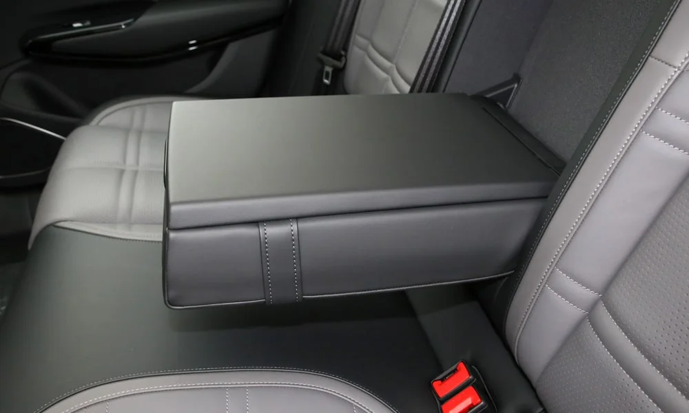 Фото Hongqi EH7 (2024) — центральный подлокотник, фото 2. Подлокотник консоли: зона отдыха правой руки и крышка бокса. Внутри — бокс для мелочей; у ряда версий с охлаждением и USB Hongqi EH7 (2024) — центральный подлокотник, фото 2