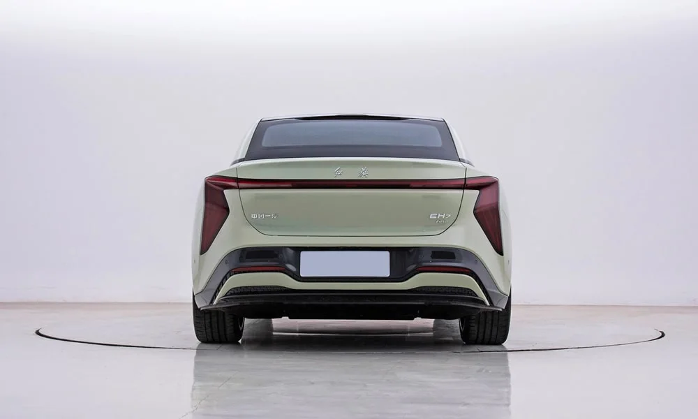 Фото Hongqi EH7 (2024) — вид сзади, фото 4. Корма в зелёном цвете: графика фонарей и пластика пятой двери. Светодиодная полоса или раздельные секции — задняя оптика стала главным украшением кормы Hongqi EH7 (2024) — вид сзади, фото 4
