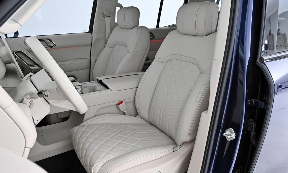 Фото Hongqi G919 — интерьер. Общий план салона: архитектура панели, консоль и кресла. Уровень отделки читается по стыкам панелей и мягким поверхностям в зонах касания Hongqi G919 — интерьер