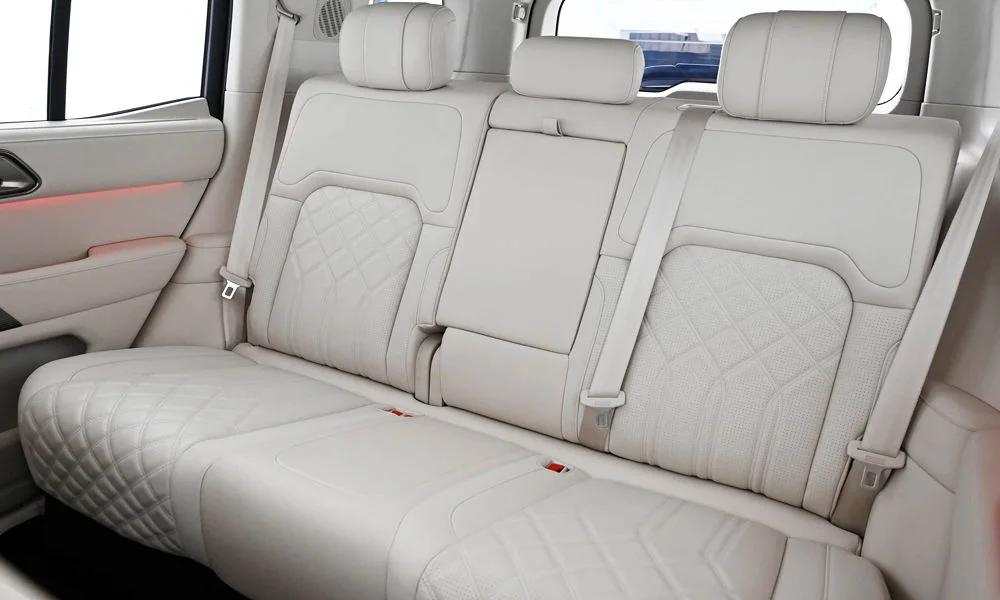 Фото Hongqi G919 — задние сиденья, фото 2. Посадка второго ряда: подголовники и подлокотник. Крепления ISOFIX для детских кресел — в основании спинки Hongqi G919 — задние сиденья, фото 2