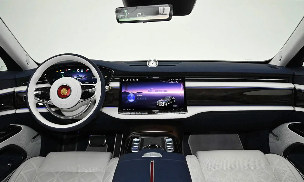 Фото Hongqi Guoya (2026) — передняя панель. Компоновка экранов, дефлекторов и консоли Hongqi Guoya (2026) — передняя панель