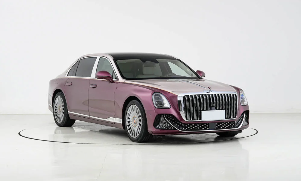 Фото Hongqi Guoya (2026) — вид спереди, фото 5. Фиолетовый кузов, строгая симметрия оптики — базовый ракурс знакомства с дизайном Hongqi Guoya (2026) — вид спереди, фото 5
