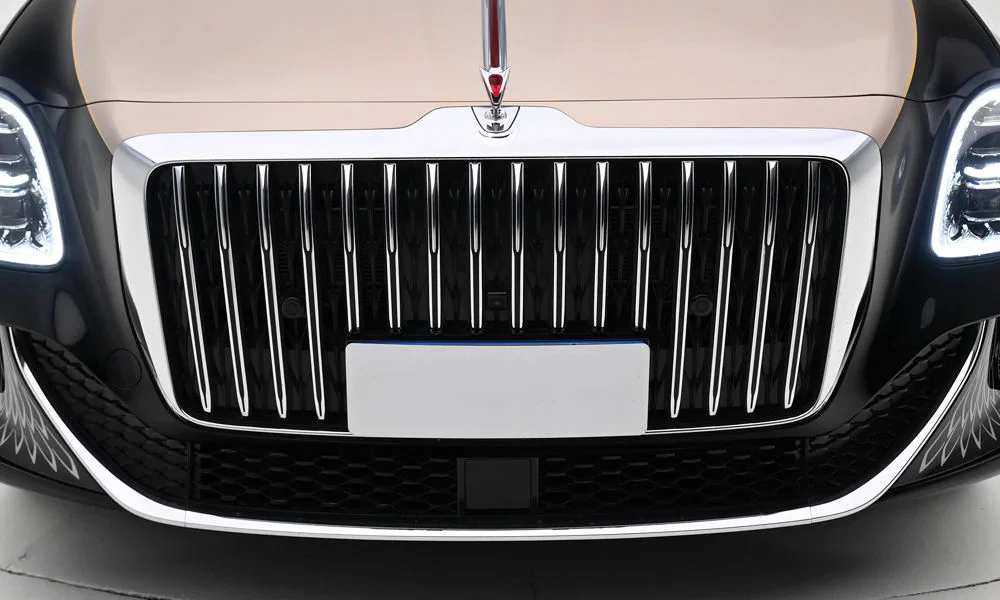 Фото Hongqi Guoya (2026) — решётка радиатора. Фирменный рисунок облицовки — визитная карточка марки. Активные жалюзи за решёткой закрываются на трассе ради аэродинамики — есть у ряда моделей Hongqi Guoya (2026) — решётка радиатора