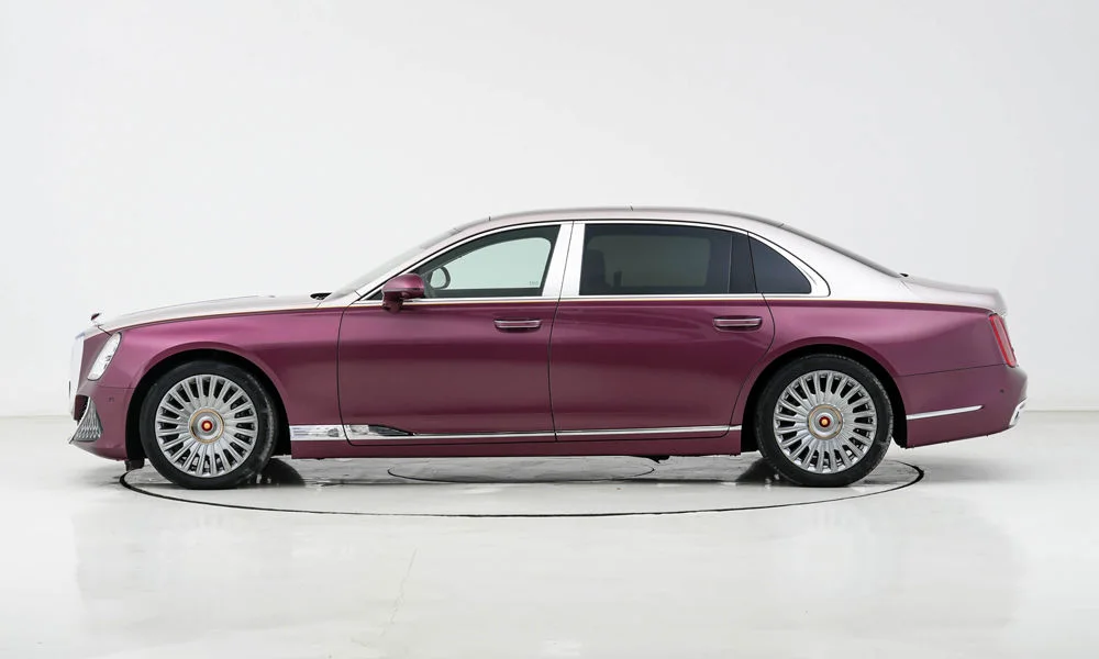 Фото Hongqi Guoya (2026) — вид сбоку, фото 4. Профиль в фиолетовом цвете: соотношение колёсной базы и свесов. Хромированные или чёрные молдинги окон отличают комплектации Hongqi Guoya (2026) — вид сбоку, фото 4