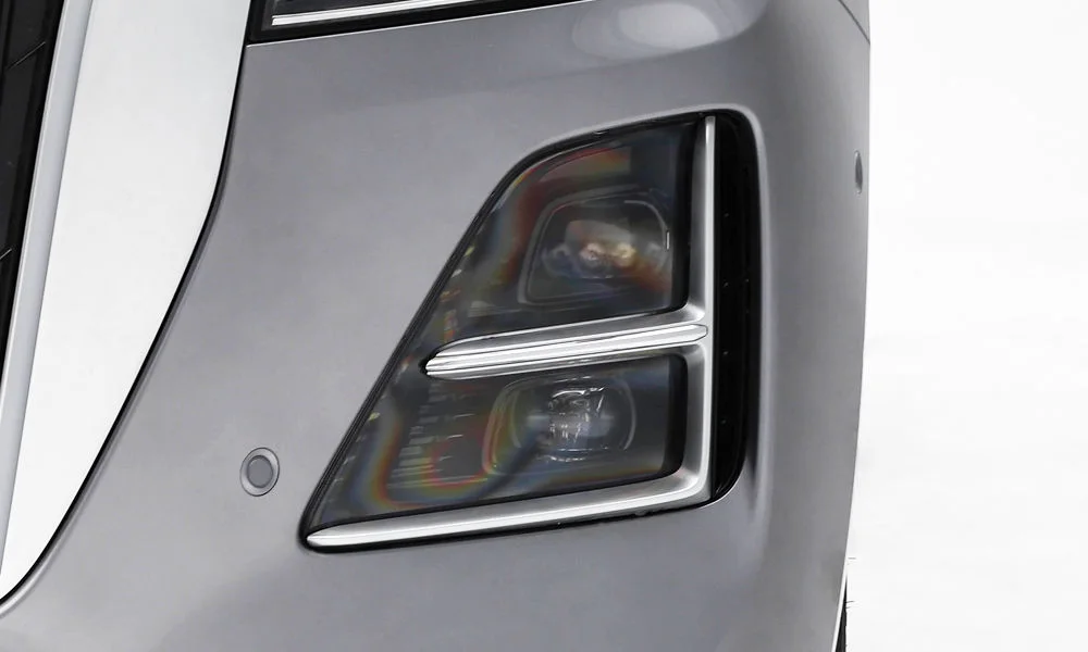 Фото Hongqi H5 (2023) — передняя оптика, фото 2. Начинка фары: модули ближнего и дальнего света, ходовые огни. Автоматический дальний свет сам переключается при встречном разъезде — есть у ряда версий Hongqi H5 (2023) — передняя оптика, фото 2
