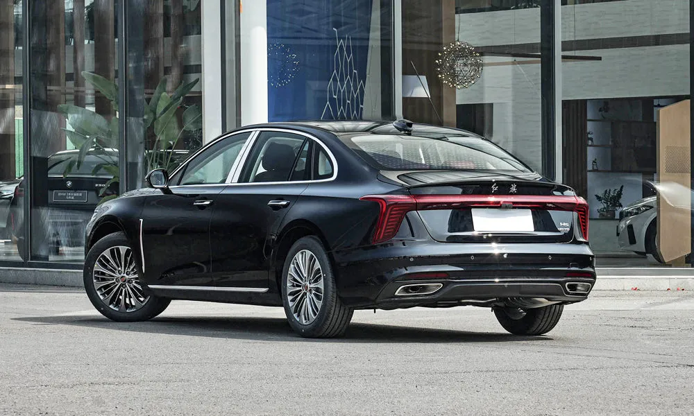 Фото Hongqi H5 (2023) — вид сзади, фото 3. Корма в чёрном цвете: графика фонарей и пластика пятой двери. Светодиодная полоса или раздельные секции — задняя оптика стала главным украшением кормы Hongqi H5 (2023) — вид сзади, фото 3