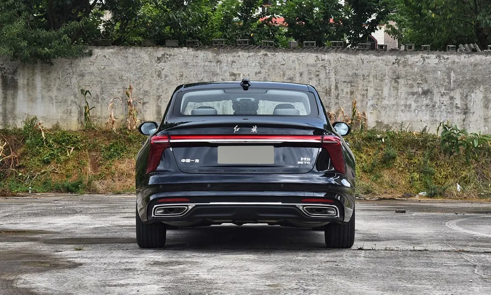 Фото Hongqi H5 (2023) — вид сзади, фото 8. Корма в чёрном цвете: графика фонарей и пластика пятой двери. Светодиодная полоса или раздельные секции — задняя оптика стала главным украшением кормы Hongqi H5 (2023) — вид сзади, фото 8