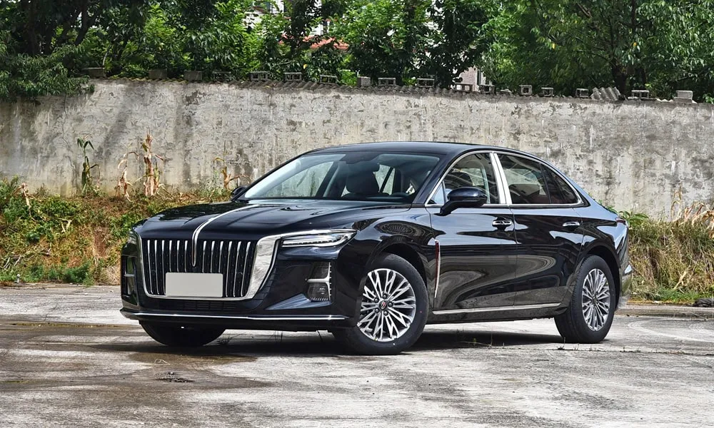 Фото Hongqi H5 (2023) — вид сбоку, фото 5. Профиль кузова: колёсная база, свесы и линия остекления Hongqi H5 (2023) — вид сбоку, фото 5