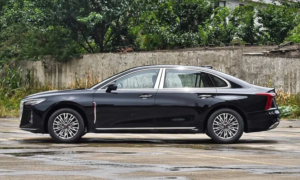 Фото Hongqi H5 (2023) — вид сбоку, фото 6. Профиль в чёрном цвете: соотношение колёсной базы и свесов Hongqi H5 (2023) — вид сбоку, фото 6