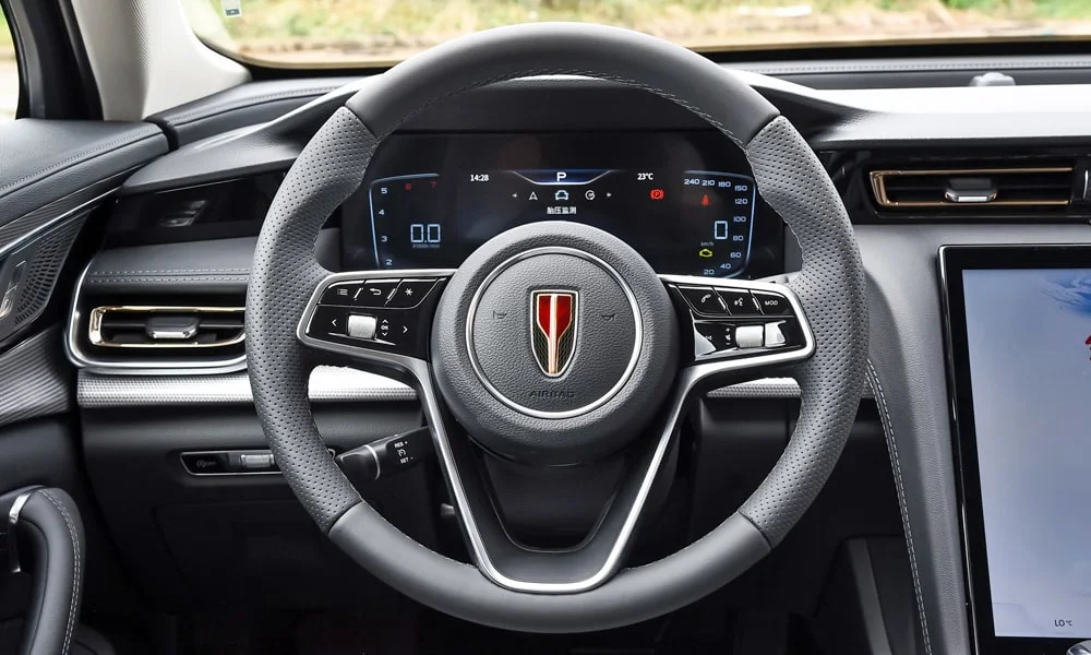 Фото Hongqi H5 (2023) — руль. Обшивка обода и компоновка спиц крупным планом Hongqi H5 (2023) — руль