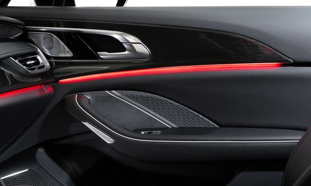 Фото Hongqi H6 (2024) — контурная подсветка. Атмосферная подсветка: световые линии панели и дверей. Цвет и яркость выбираются в настройках; у ряда моделей подсветка реагирует на музыку Hongqi H6 (2024) — контурная подсветка