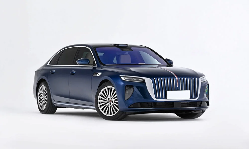 Фото Hongqi H9 (2023) — вид спереди, фото 3. Синий кузов, строгая симметрия оптики — базовый ракурс знакомства с дизайном. Дневные ходовые огни включаются автоматически с запуском Hongqi H9 (2023) — вид спереди, фото 3