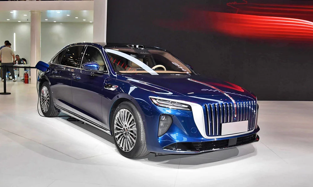 Фото Hongqi H9 (2023) — вид спереди, фото 4. Оптика, решётка и бампер — первое впечатление о модели. Дневные ходовые огни включаются автоматически с запуском Hongqi H9 (2023) — вид спереди, фото 4