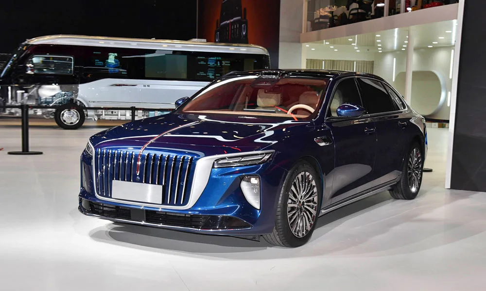 Фото Hongqi H9 (2023) — вид спереди, фото 5. Кузов в синем цвете: рисунок оптики и решётки задаёт узнаваемое «лицо» модели. Дневные ходовые огни включаются автоматически с запуском Hongqi H9 (2023) — вид спереди, фото 5
