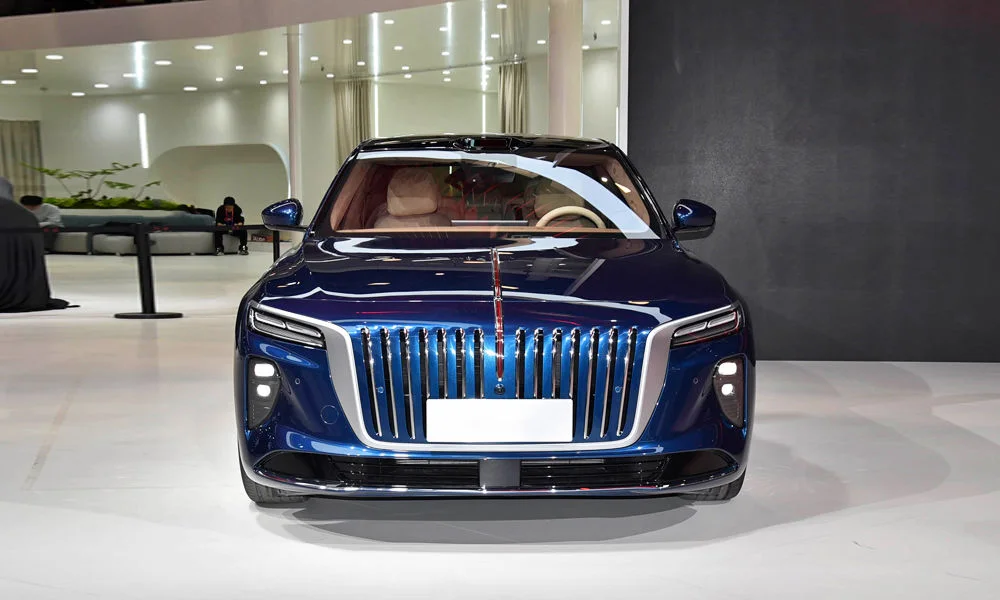 Фото Hongqi H9 (2023) — вид спереди, фото 6. Кузов в синем цвете: рисунок оптики и решётки задаёт узнаваемое «лицо» модели Hongqi H9 (2023) — вид спереди, фото 6
