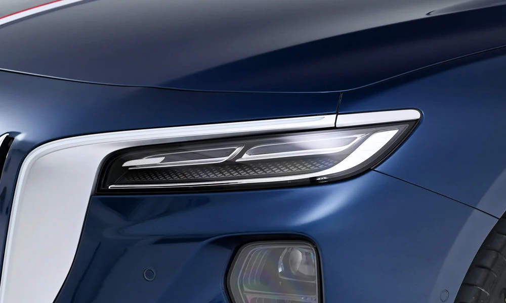 Фото Hongqi H9 (2023) — передняя оптика. Начинка фары: модули ближнего и дальнего света, ходовые огни. Автоматический дальний свет сам переключается при встречном разъезде — есть у ряда версий Hongqi H9 (2023) — передняя оптика