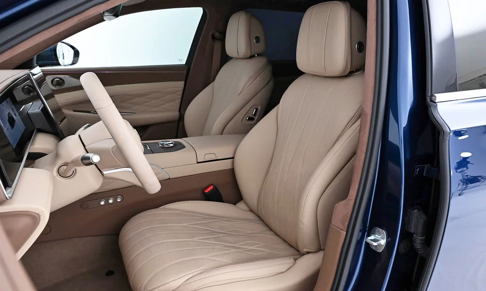 Фото Hongqi H9 (2023) — интерьер. Общий план салона: архитектура панели, консоль и кресла. Уровень отделки читается по стыкам панелей и мягким поверхностям в зонах касания Hongqi H9 (2023) — интерьер