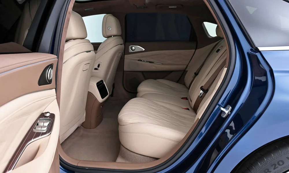 Фото Hongqi H9 (2023) — интерьер, фото 2. Общий план салона: архитектура панели, консоль и кресла. Светлая гамма зрительно расширяет салон, тёмная — практичнее в уходе Hongqi H9 (2023) — интерьер, фото 2