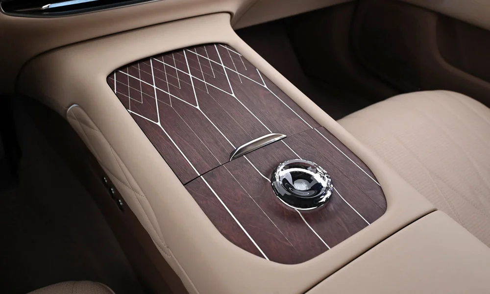 Фото Hongqi H9 (2023) — интерьер, фото 5. Общий план салона: архитектура панели, консоль и кресла. Уровень отделки читается по стыкам панелей и мягким поверхностям в зонах касания Hongqi H9 (2023) — интерьер, фото 5