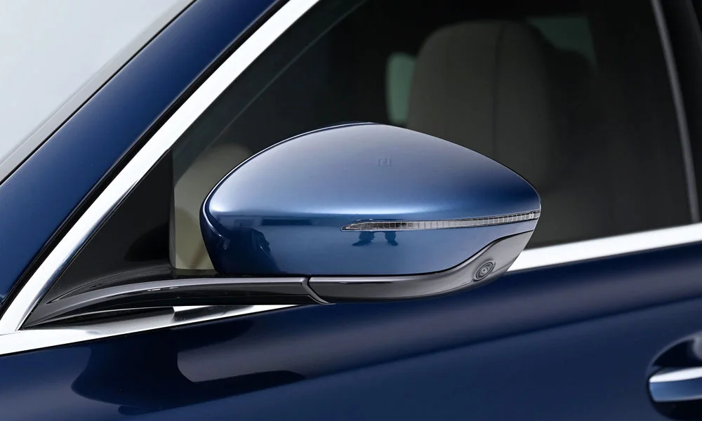 Фото Hongqi H9 (2023) — наружное зеркало. Корпус зеркала в цвет кузова или контрастный чёрный — зависит от комплектации. Обогрев и электроскладывание зеркал управляются с водительской двери Hongqi H9 (2023) — наружное зеркало