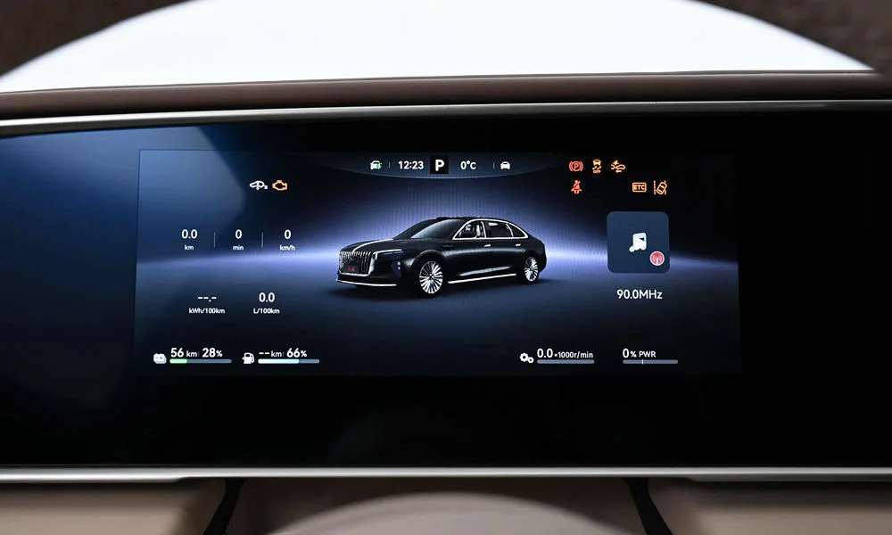 Фото Hongqi H9 (2023) — экран мультимедиа. Горизонтальный экран мультимедиа на передней панели. Быстрота отклика интерфейса важнее диагонали — оцените её на тест-драйве Hongqi H9 (2023) — экран мультимедиа
