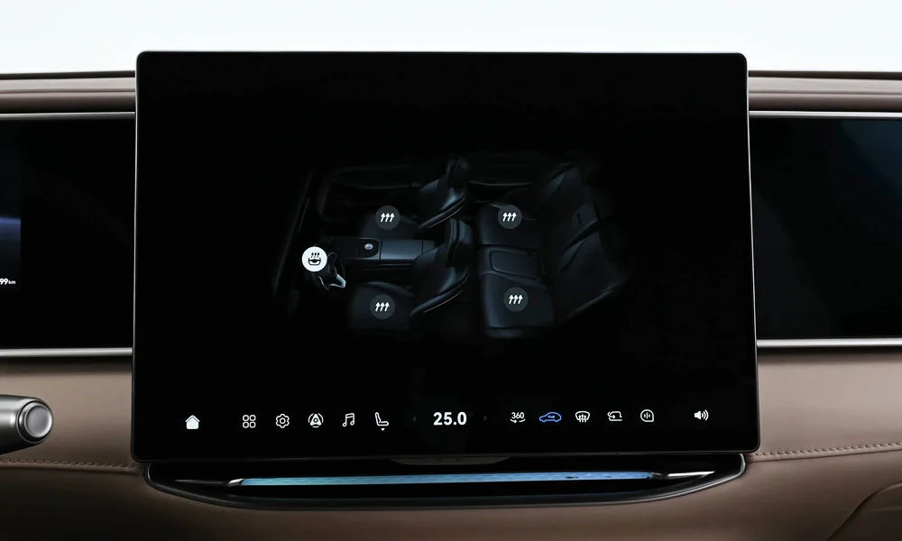 Фото Hongqi H9 (2023) — экран мультимедиа, фото 2. Интерфейс медиасистемы крупным планом. Быстрота отклика интерфейса важнее диагонали — оцените её на тест-драйве Hongqi H9 (2023) — экран мультимедиа, фото 2