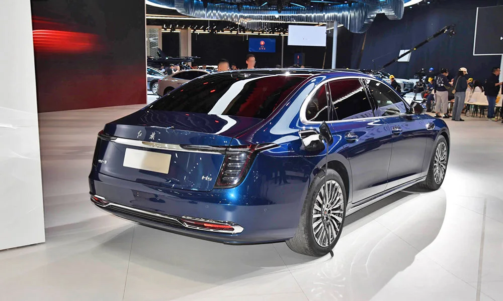 Фото Hongqi H9 (2023) — вид сзади, фото 4. Графика фонарей, бампер и оформление пятой двери. Светодиодная полоса или раздельные секции — задняя оптика стала главным украшением кормы Hongqi H9 (2023) — вид сзади, фото 4
