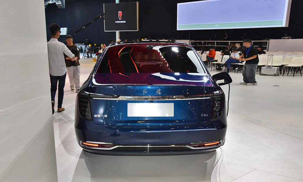 Фото Hongqi H9 (2023) — вид сзади, фото 5. Линия крыши, стойки и задняя дверь в синем исполнении. Светодиодная полоса или раздельные секции — задняя оптика стала главным украшением кормы Hongqi H9 (2023) — вид сзади, фото 5