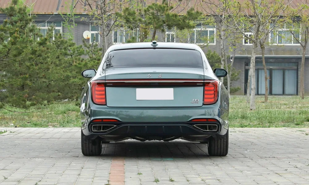 Фото Hongqi H9 (2023) — вид сзади, фото 6. Графика фонарей, бампер и оформление пятой двери. Насадки выхлопа или их имитация внизу бампера различают версии Hongqi H9 (2023) — вид сзади, фото 6