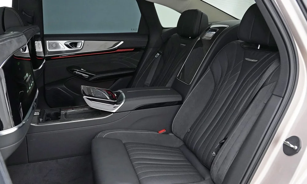 Фото Hongqi H9 (2023) — задние сиденья, фото 2. Посадка второго ряда: подголовники и подлокотник. Крепления ISOFIX для детских кресел — в основании спинки Hongqi H9 (2023) — задние сиденья, фото 2
