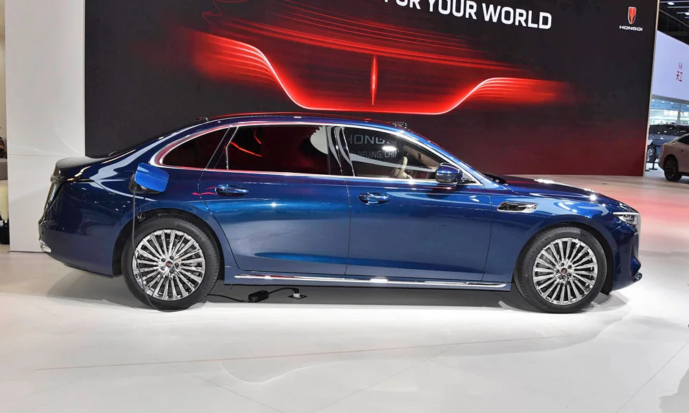 Фото Hongqi H9 (2023) — вид сбоку, фото 3. Профиль кузова: колёсная база, свесы и линия остекления. Длинная база — простор второго ряда; короткие свесы упрощают парковку Hongqi H9 (2023) — вид сбоку, фото 3