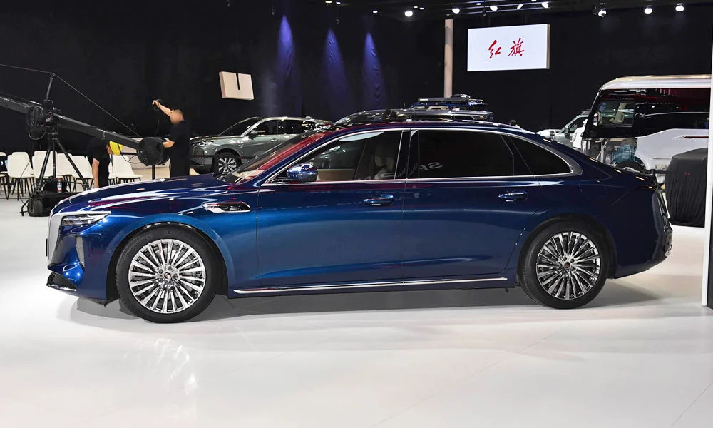 Фото Hongqi H9 (2023) — вид сбоку, фото 4. Сбоку читаются линия остекления и характер выштамповок на синем кузове Hongqi H9 (2023) — вид сбоку, фото 4