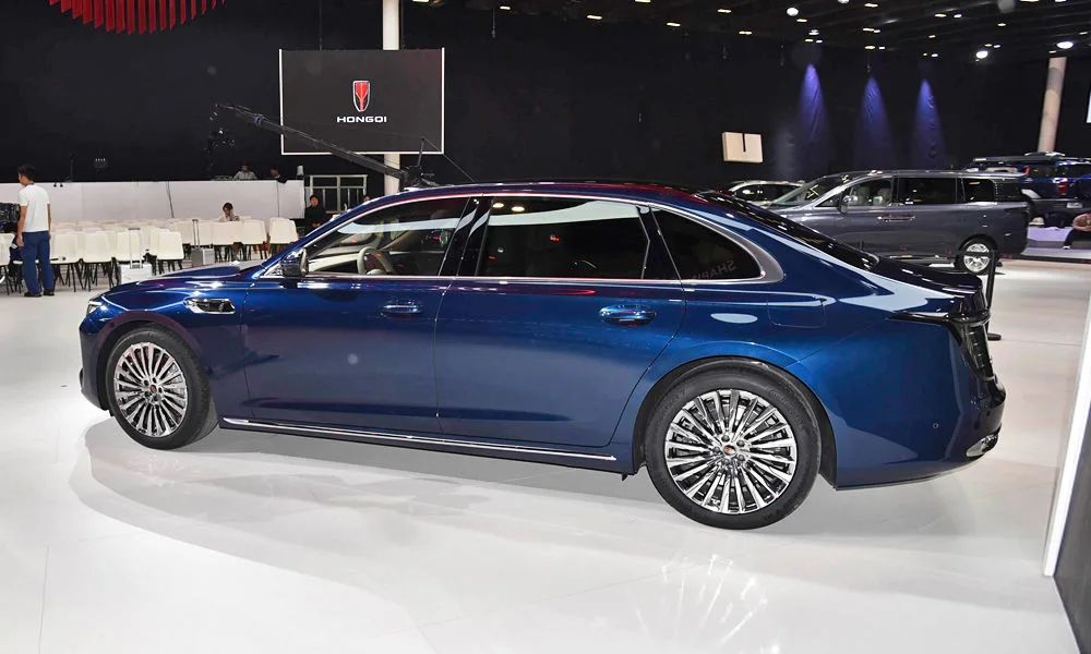 Фото Hongqi H9 (2023) — вид сбоку, фото 5. Синий кузов в профиль — пропорции, высота посадки и дизайн дисков Hongqi H9 (2023) — вид сбоку, фото 5