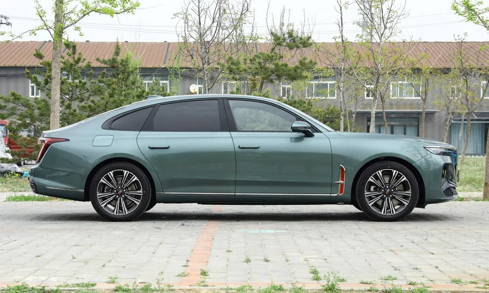 Фото Hongqi H9 (2023) — вид сбоку, фото 7. Профиль кузова: колёсная база, свесы и линия остекления. Хромированные или чёрные молдинги окон отличают комплектации Hongqi H9 (2023) — вид сбоку, фото 7