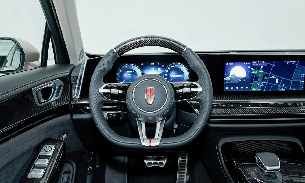 Фото Hongqi H9 (2023) — руль. Обшивка обода и компоновка спиц крупным планом. Обогрев обода — опция, которую оценят зимой Hongqi H9 (2023) — руль