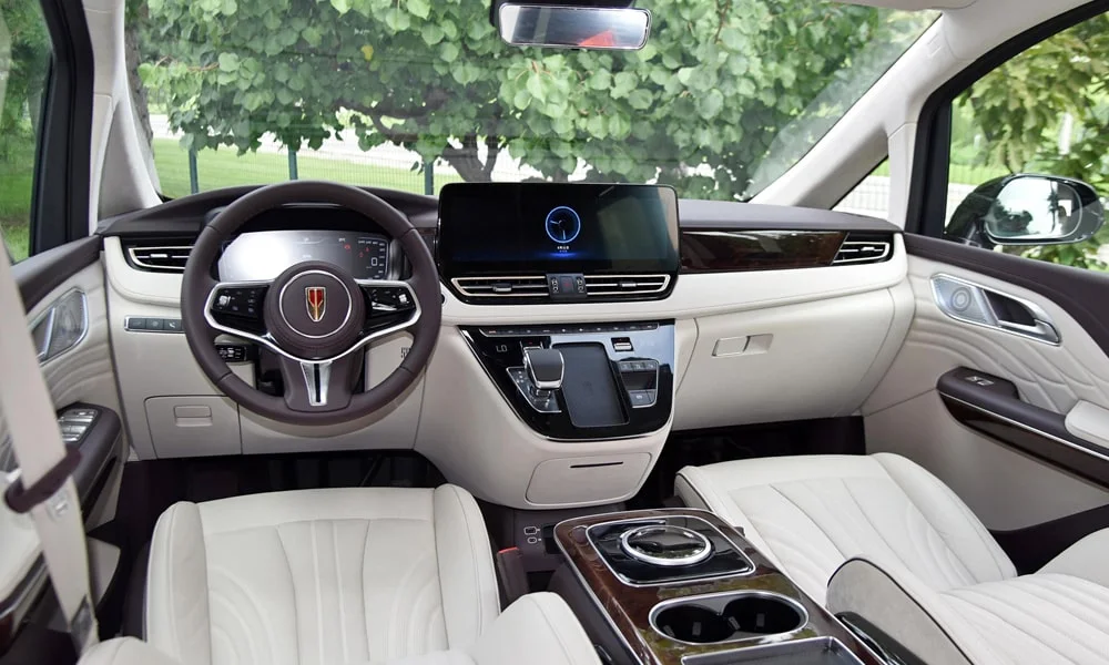 Фото Hongqi HQ9 (2023) — передняя панель. Передняя панель в светлой бежевой отделке: расположение экранов и дефлекторов. Мягкие материалы верхнего яруса и вставки задают уровень интерьера Hongqi HQ9 (2023) — передняя панель