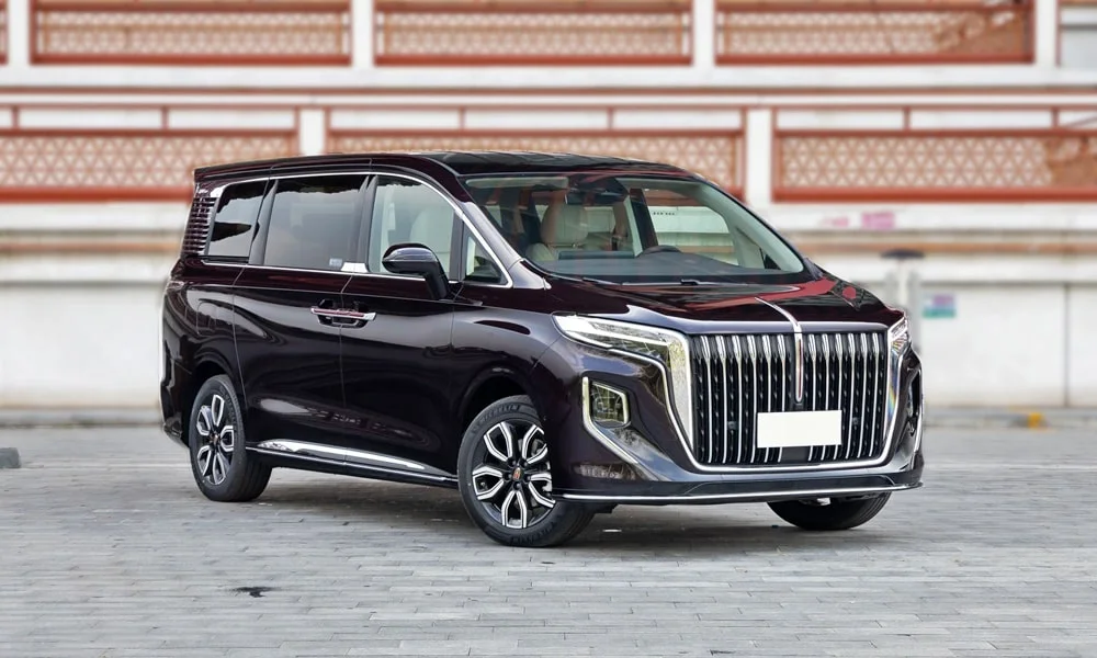 Фото Hongqi HQ9 (2023) — вид спереди, фото 2. Передок в коричневом исполнении — крупная светотехника и выразительный бампер. Дневные ходовые огни включаются автоматически с запуском Hongqi HQ9 (2023) — вид спереди, фото 2