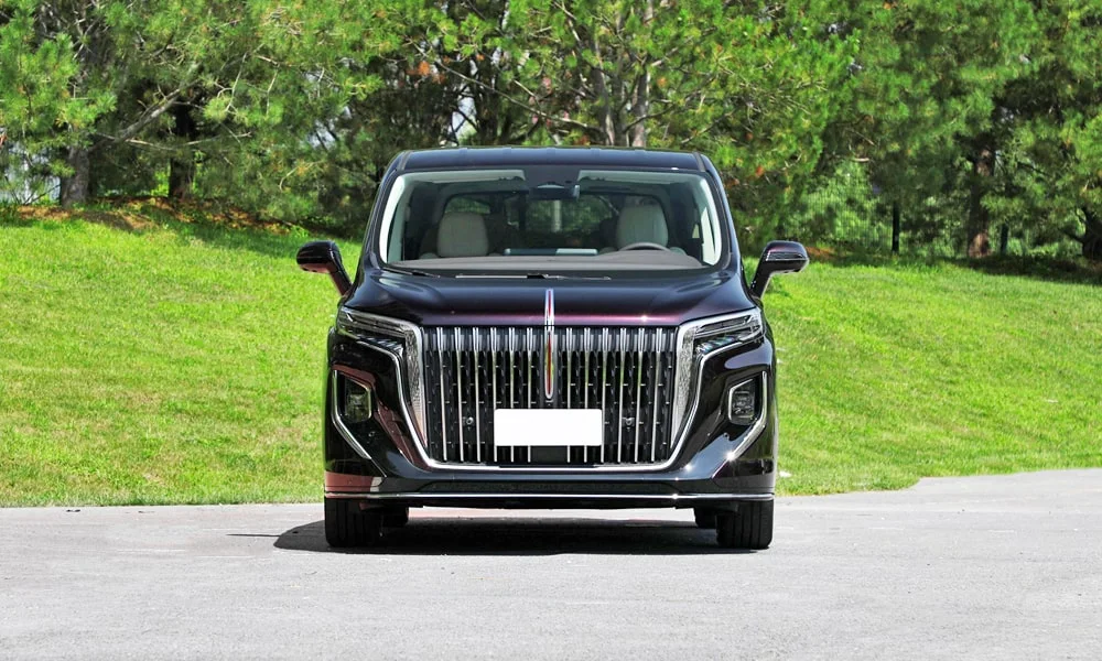 Фото Hongqi HQ9 (2023) — вид спереди, фото 3. Оптика, решётка и бампер — первое впечатление о модели. Дневные ходовые огни включаются автоматически с запуском Hongqi HQ9 (2023) — вид спереди, фото 3
