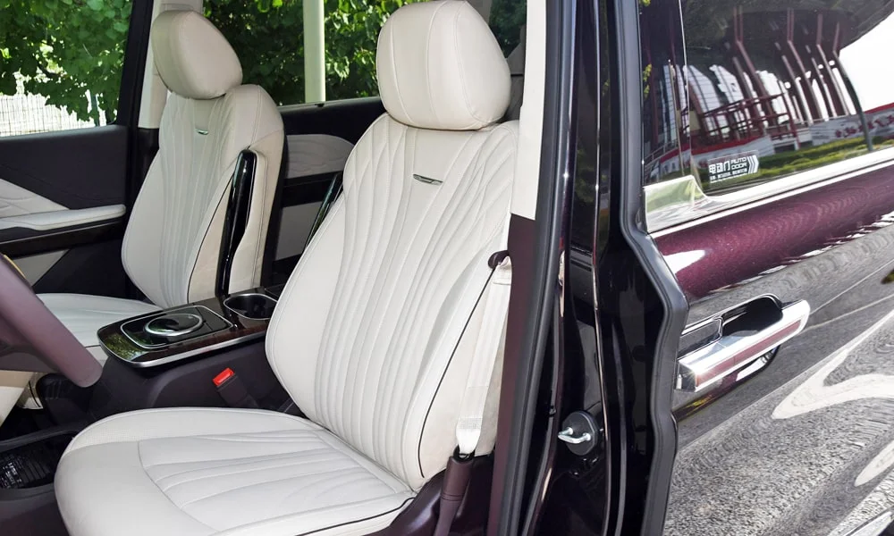 Фото Hongqi HQ9 (2023) — передние сиденья. Профиль кресел: боковая поддержка и подголовники. Выраженная боковая поддержка держит в поворотах Hongqi HQ9 (2023) — передние сиденья