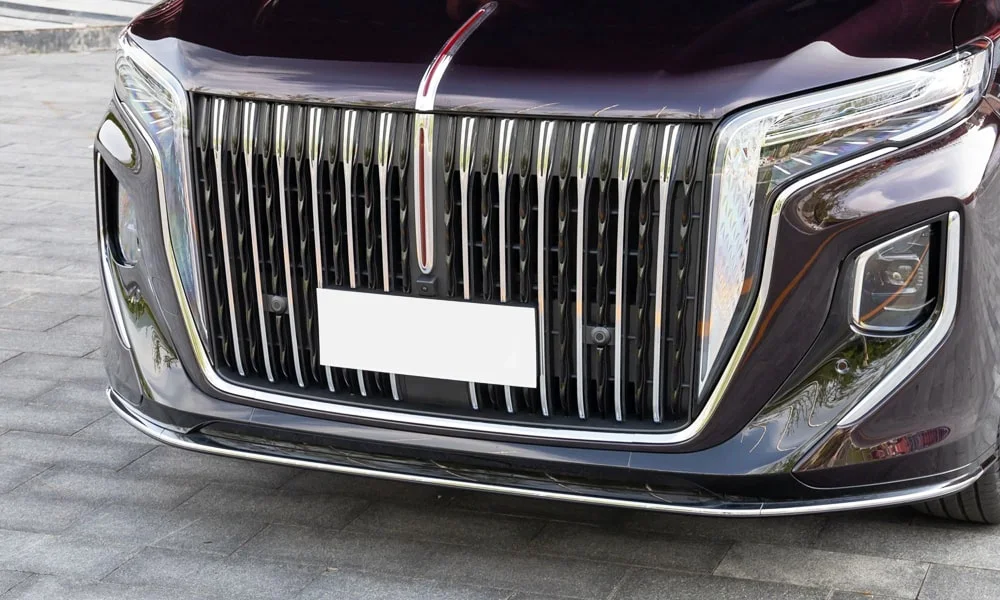 Фото Hongqi HQ9 (2023) — решётка радиатора. Рисунок решётки: сетка, ламели или глухая панель у электроверсий. За решёткой у многих комплектаций стоит радар адаптивного круиз-контроля Hongqi HQ9 (2023) — решётка радиатора