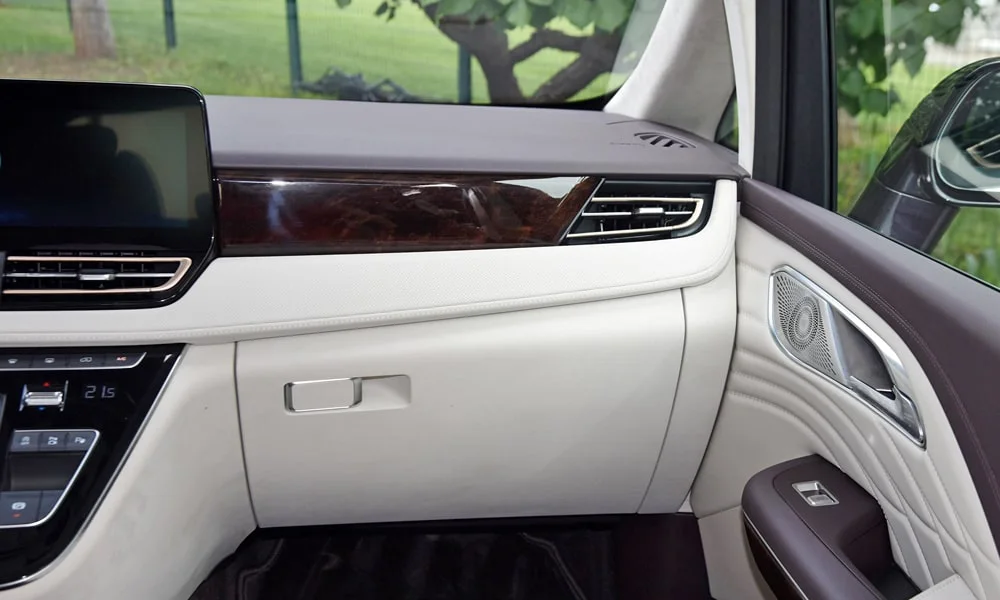 Фото Hongqi HQ9 (2023) — интерьер. Общий план салона: архитектура панели, консоль и кресла. Уровень отделки читается по стыкам панелей и мягким поверхностям в зонах касания Hongqi HQ9 (2023) — интерьер