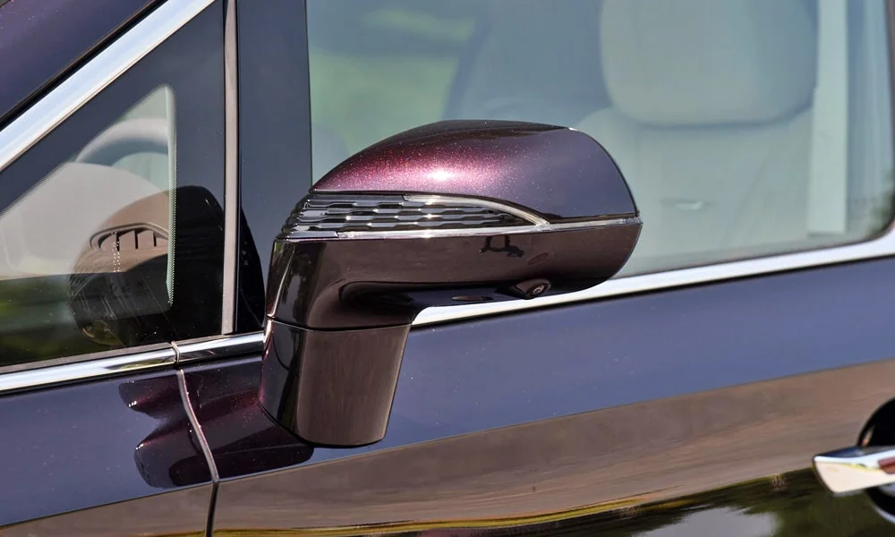 Фото Hongqi HQ9 (2023) — наружное зеркало. Корпус зеркала в цвет кузова или контрастный чёрный — зависит от комплектации. Обогрев и электроскладывание зеркал управляются с водительской двери Hongqi HQ9 (2023) — наружное зеркало