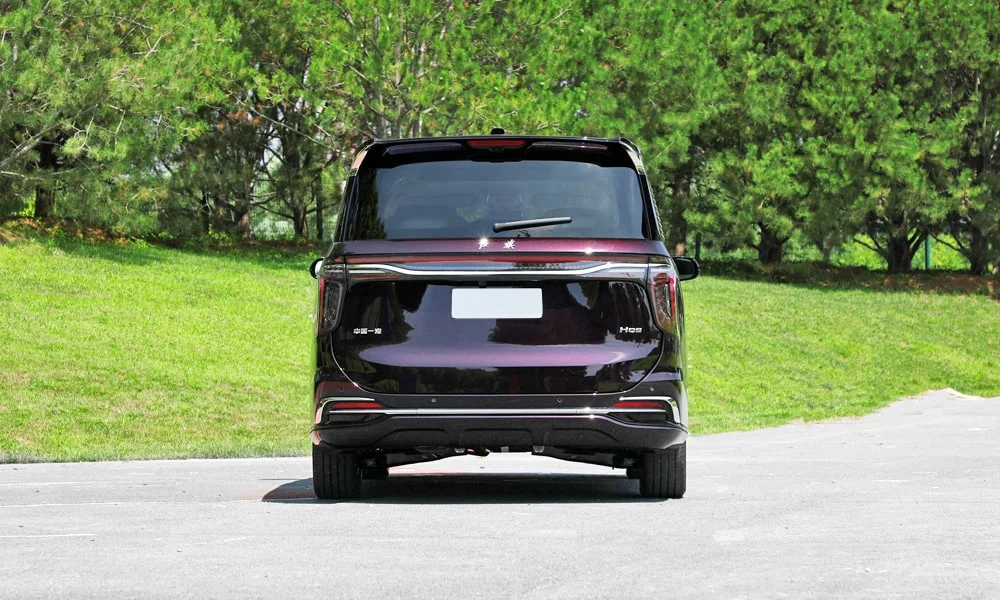 Фото Hongqi HQ9 (2023) — вид сзади, фото 5. Фиолетовый кузов сзади — фонари и бампер определяют ночной образ модели. Светодиодная полоса или раздельные секции — задняя оптика стала главным украшением кормы Hongqi HQ9 (2023) — вид сзади, фото 5