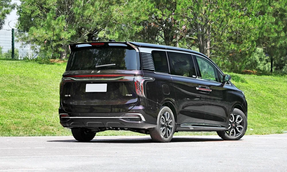 Фото Hongqi HQ9 (2023) — вид сзади, фото 6. Линия крыши, стойки и задняя дверь в чёрном исполнении. Насадки выхлопа или их имитация внизу бампера различают версии Hongqi HQ9 (2023) — вид сзади, фото 6